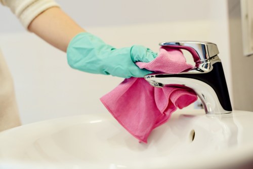 Cleaning a Dulwich home before move-in with attention to kitchen surfaces